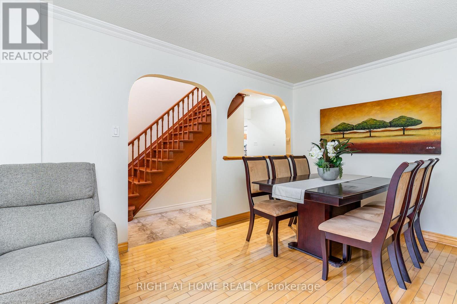 6829 Markwood Place, Mississauga, Ontario  L5N 4K7 - Photo 5 - W12427450
