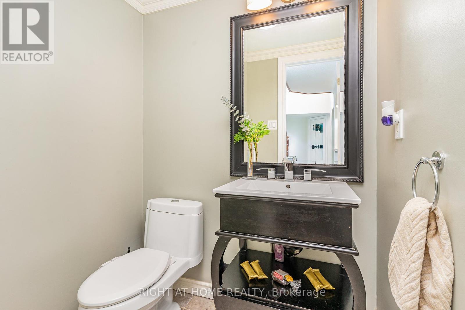 6829 Markwood Place, Mississauga, Ontario  L5N 4K7 - Photo 7 - W12427450