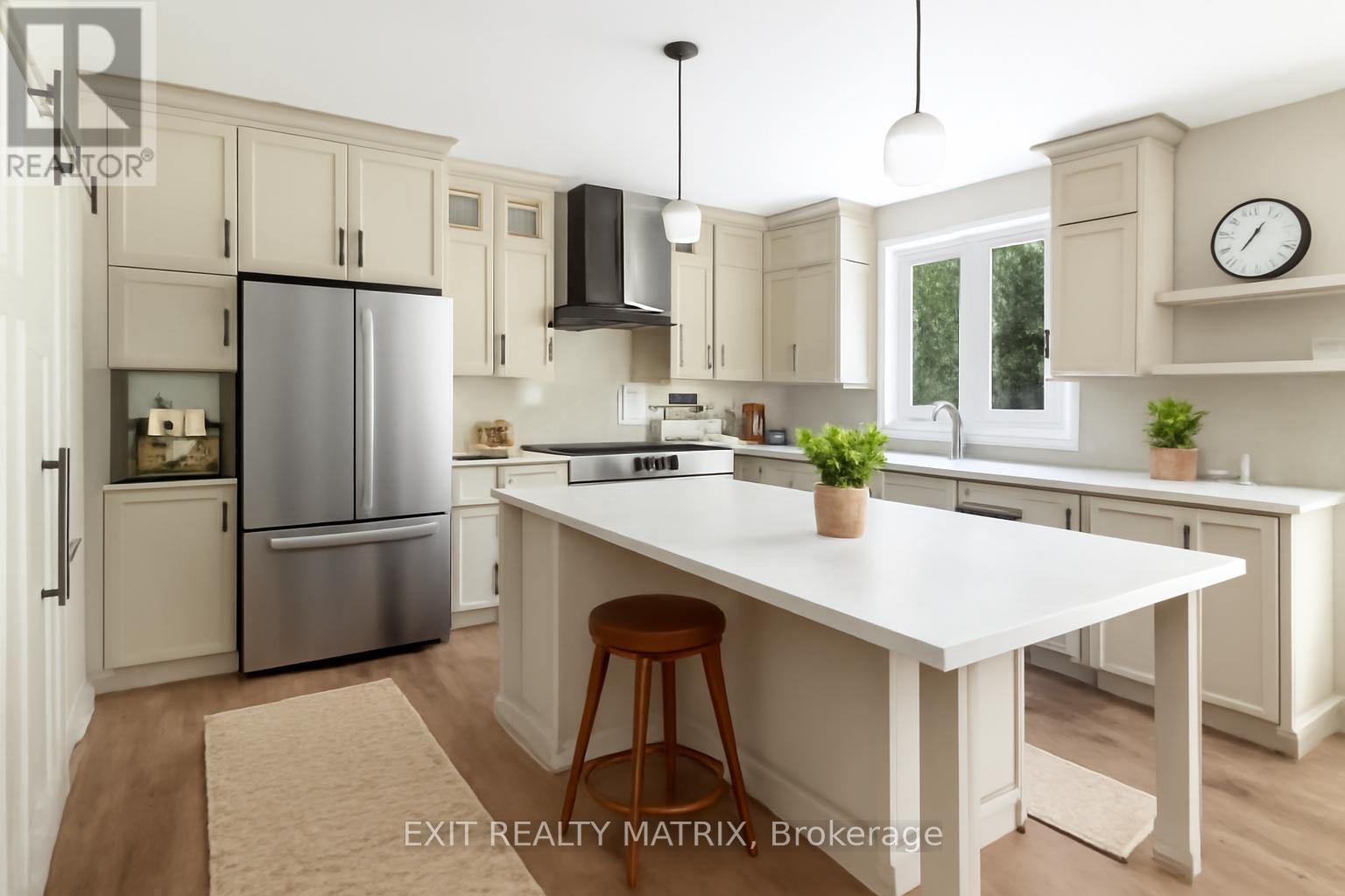 1375 Fribourg Street, Russell, Ontario  K0A 1W0 - Photo 3 - X12427468