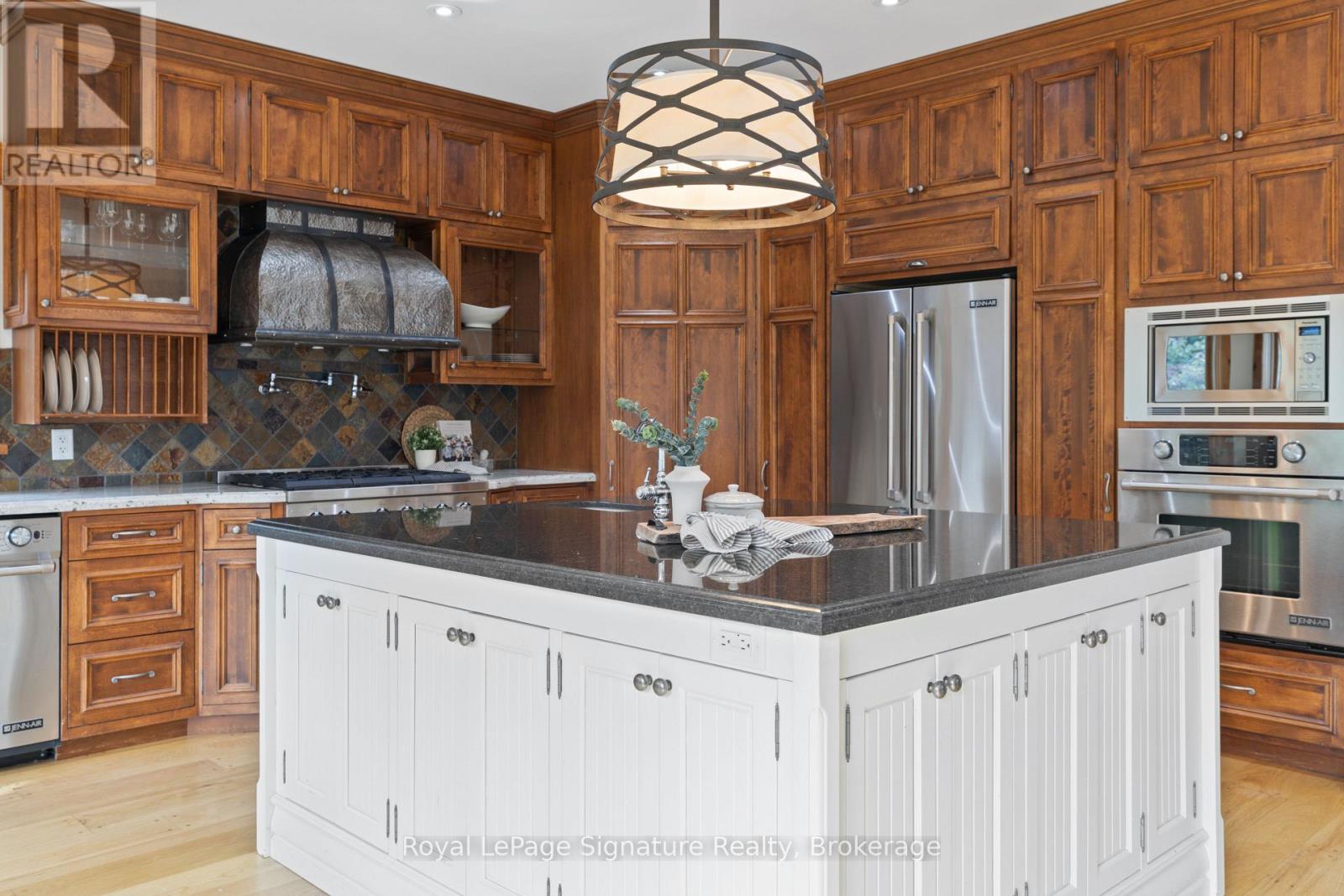 161 Snowbridge Way, Blue Mountains, Ontario  L9Y 0V1 - Photo 14 - X12427481
