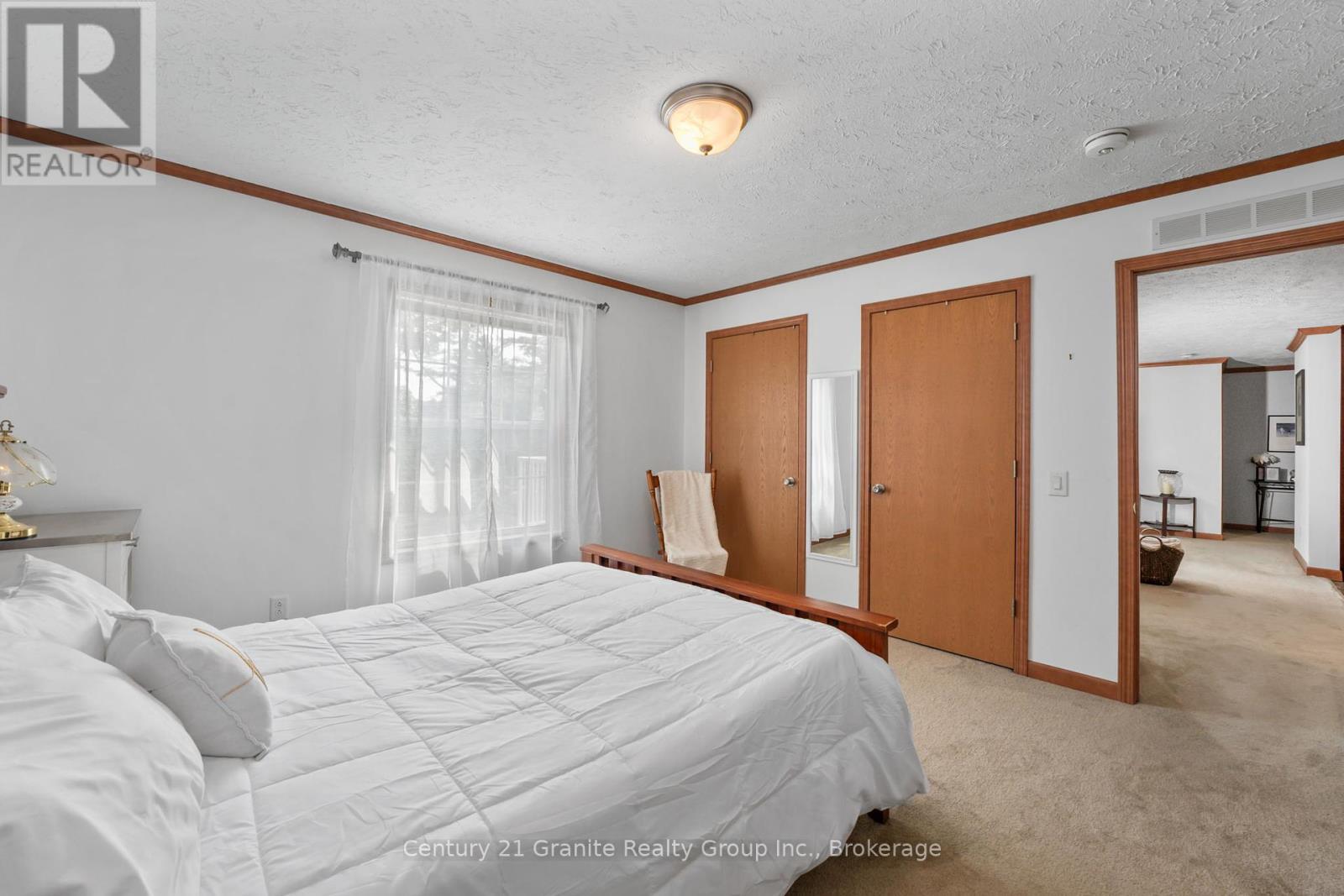 2275 Kennisis Lake Road, Dysart Et Al, Ontario  K0M 1S0 - Photo 12 - X12357507