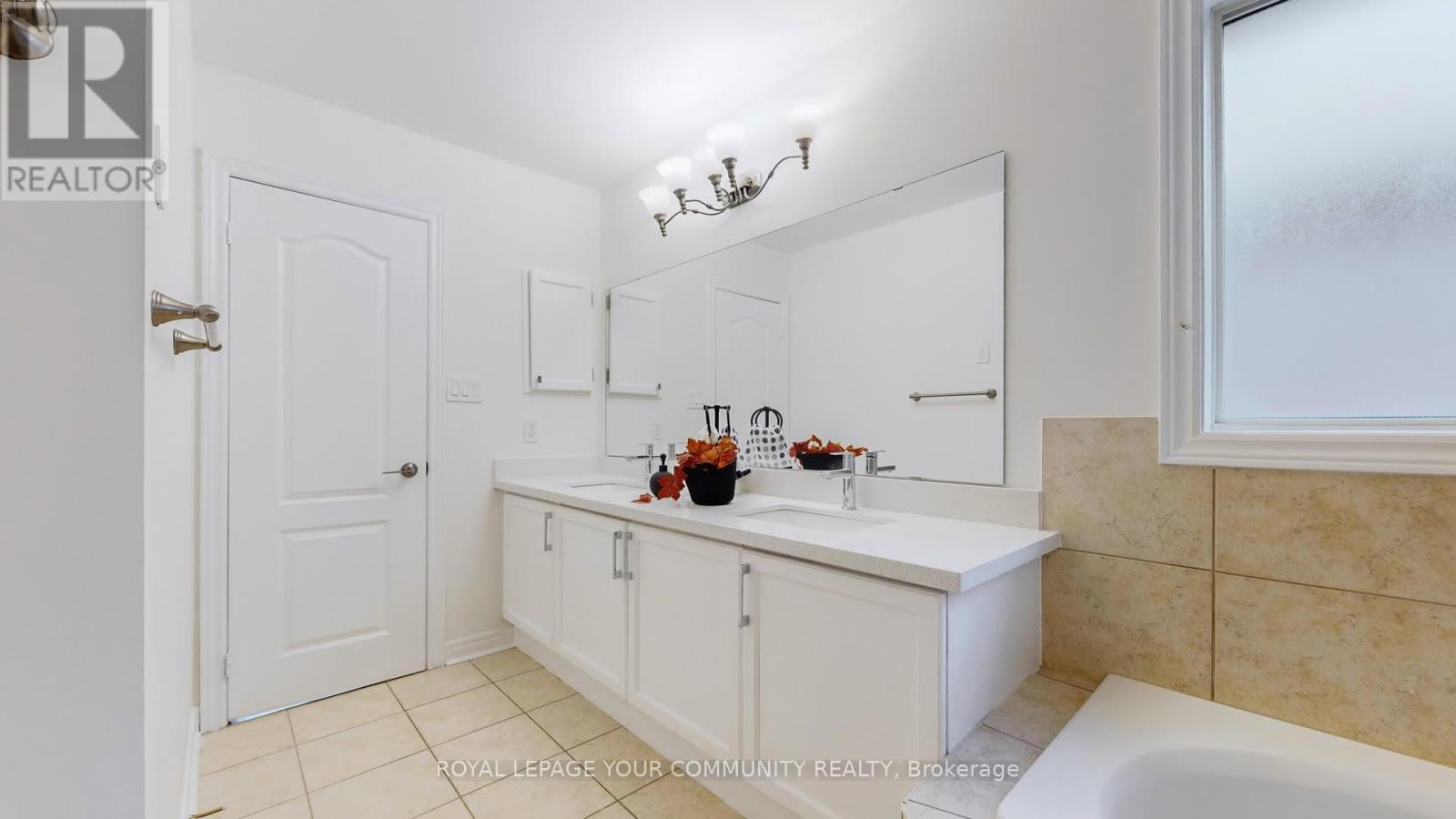 61 Mynden Way, Newmarket, Ontario  L3X 3A8 - Photo 29 - N12419291