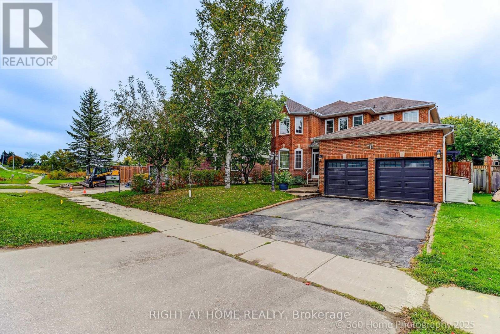 71 Church Street, Georgina, Ontario  L4P 0K7 - Photo 2 - N12420476