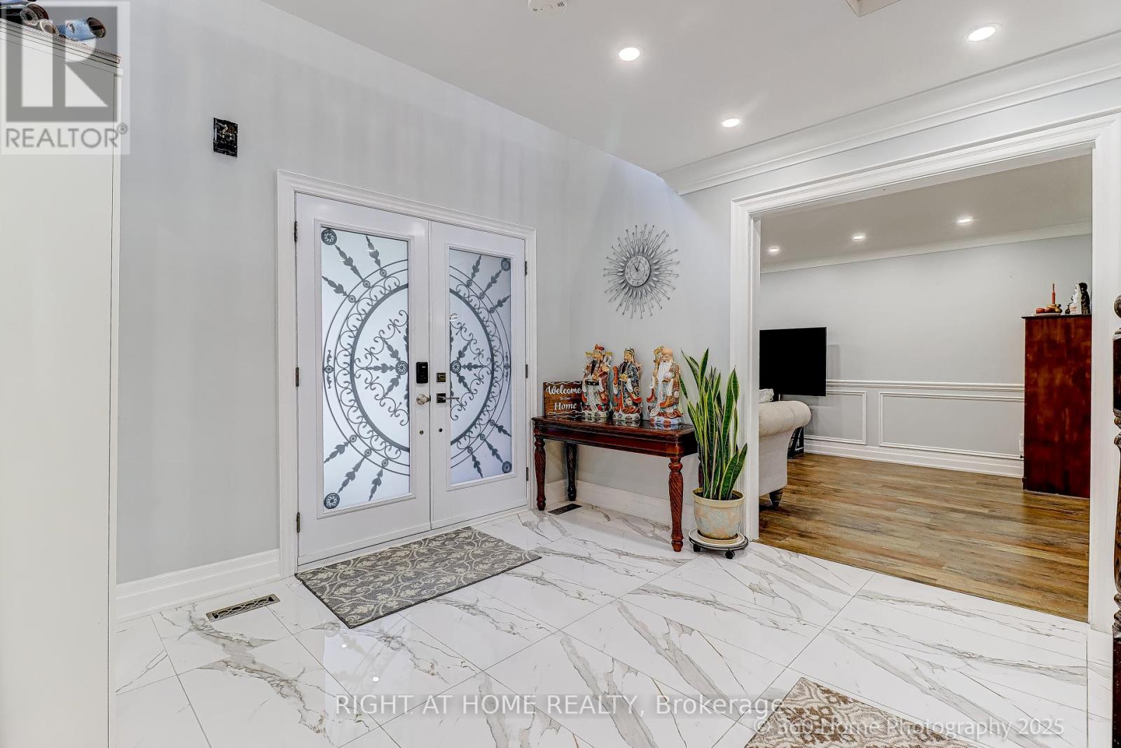 71 Church Street, Georgina, Ontario  L4P 0K7 - Photo 3 - N12420476