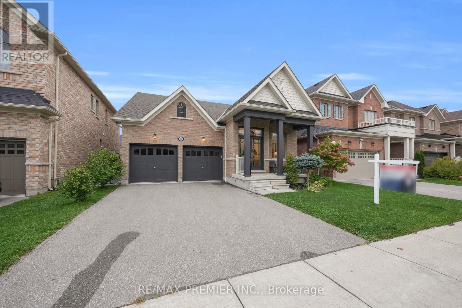 37 Walls Crescent, New Tecumseth, Ontario  L0G 1W0 - Photo 2 - N12427477