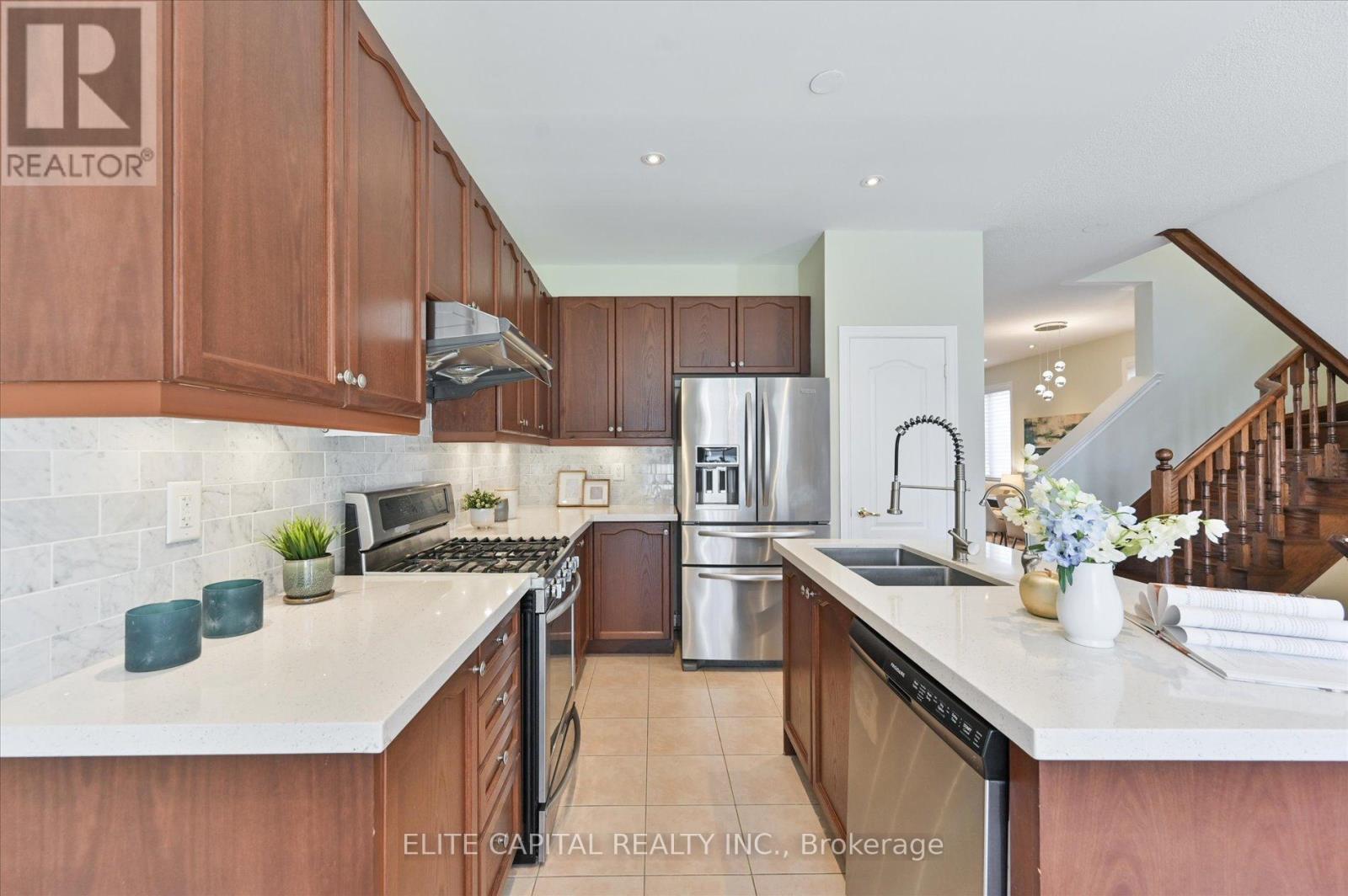 7 Salix Avenue, Whitchurch-Stouffville, Ontario  L4A 1S1 - Photo 10 - N12427483