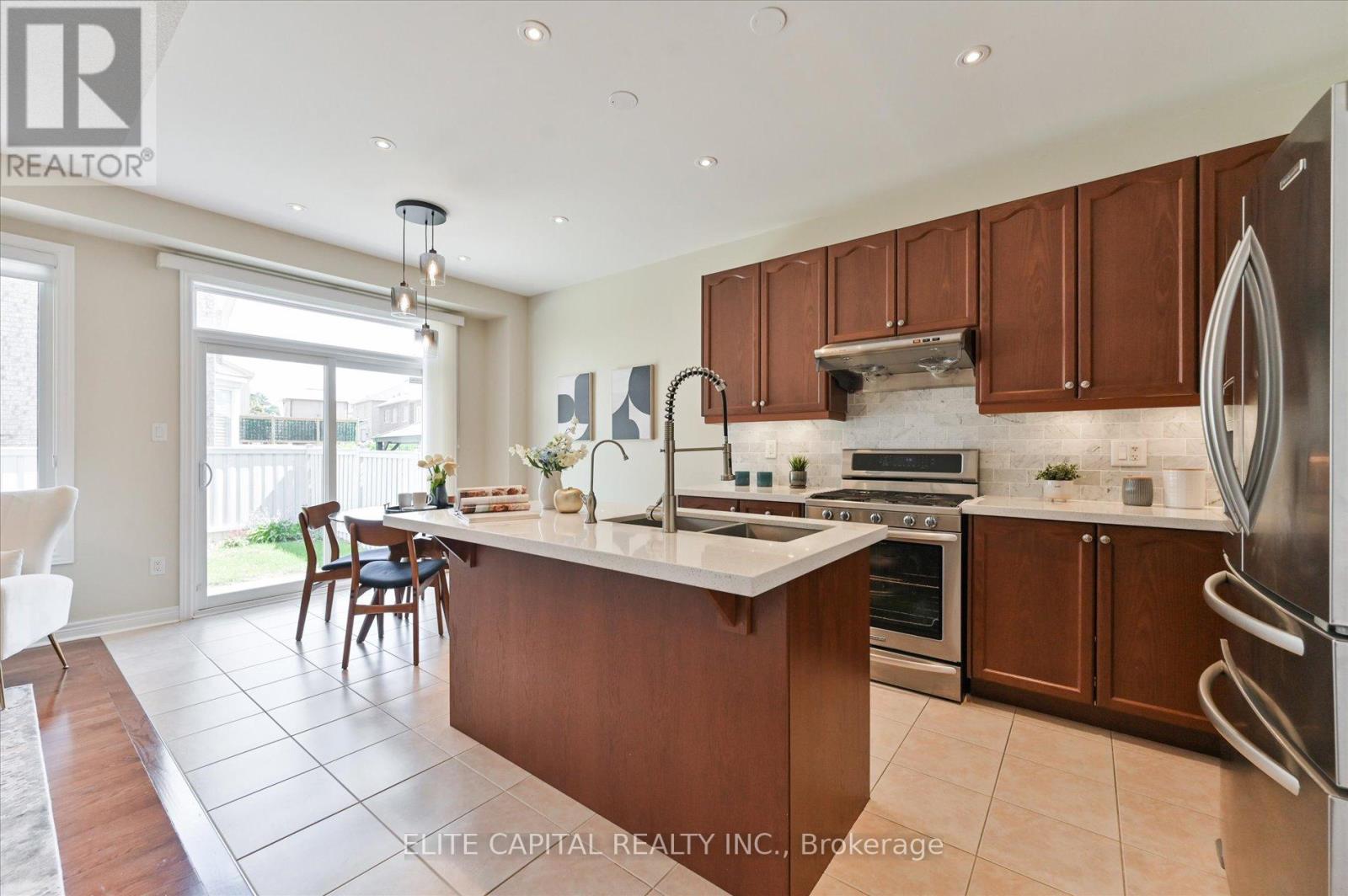 7 Salix Avenue, Whitchurch-Stouffville, Ontario  L4A 1S1 - Photo 8 - N12427483