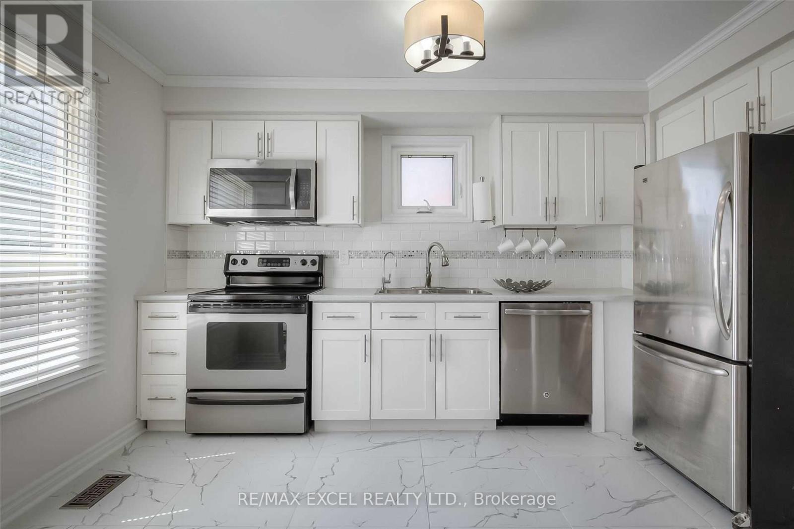 22 Weatherup Crescent, Barrie, Ontario  L4N 7J6 - Photo 13 - S12427501