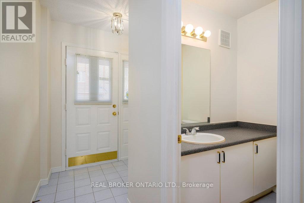 8 Drayton Private, Ottawa, Ontario  K1K 4R1 - Photo 7 - X12427511
