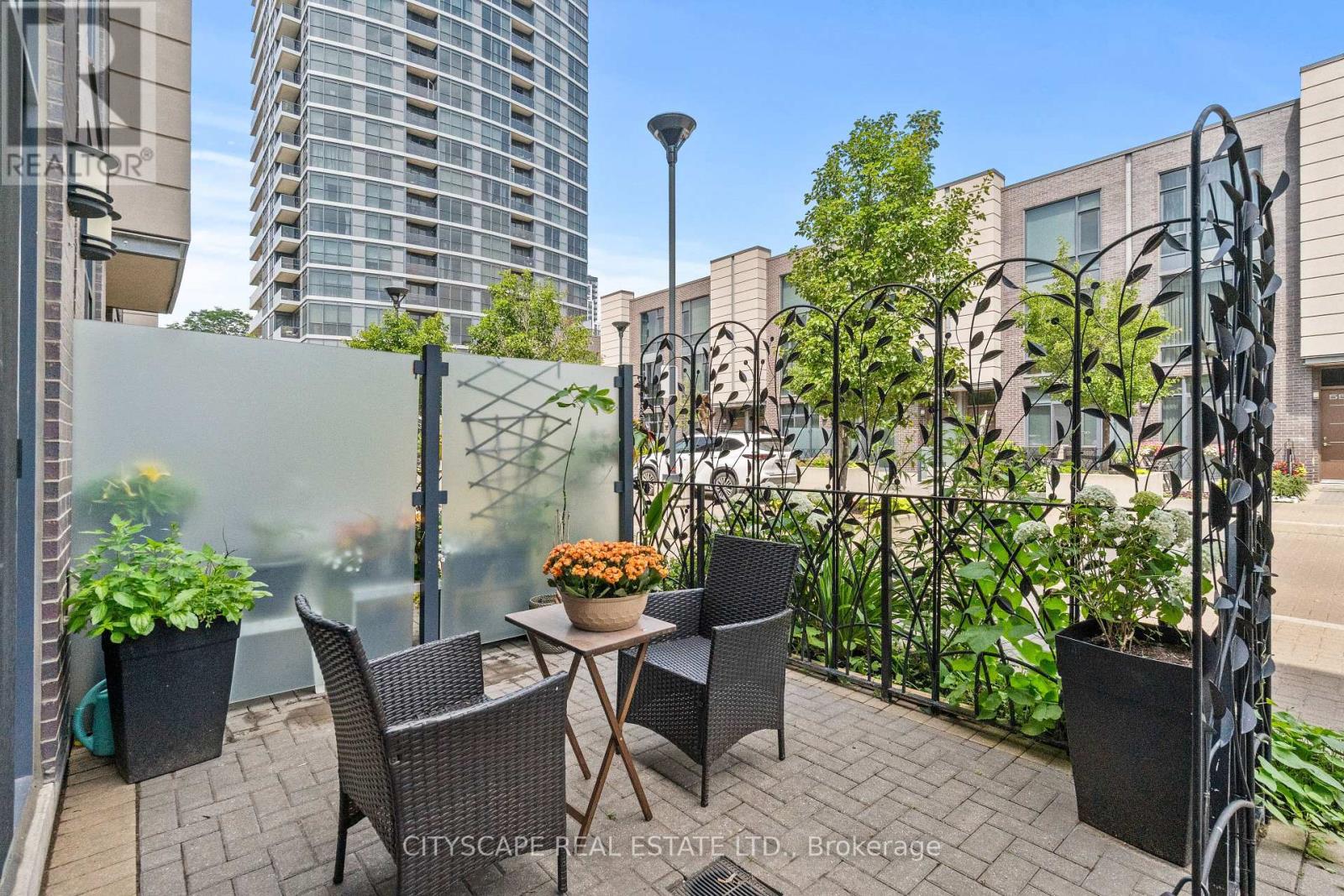 50 - 23 Valhalla Inn Road, Toronto, Ontario  M9B 1S9 - Photo 3 - W12427494