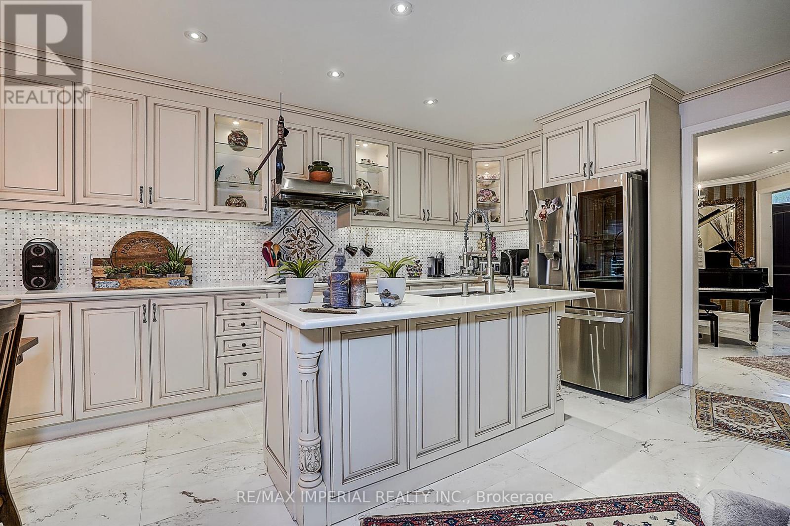 32 Brandon Gate Drive, Vaughan, Ontario  L6A 2L4 - Photo 19 - N12427566