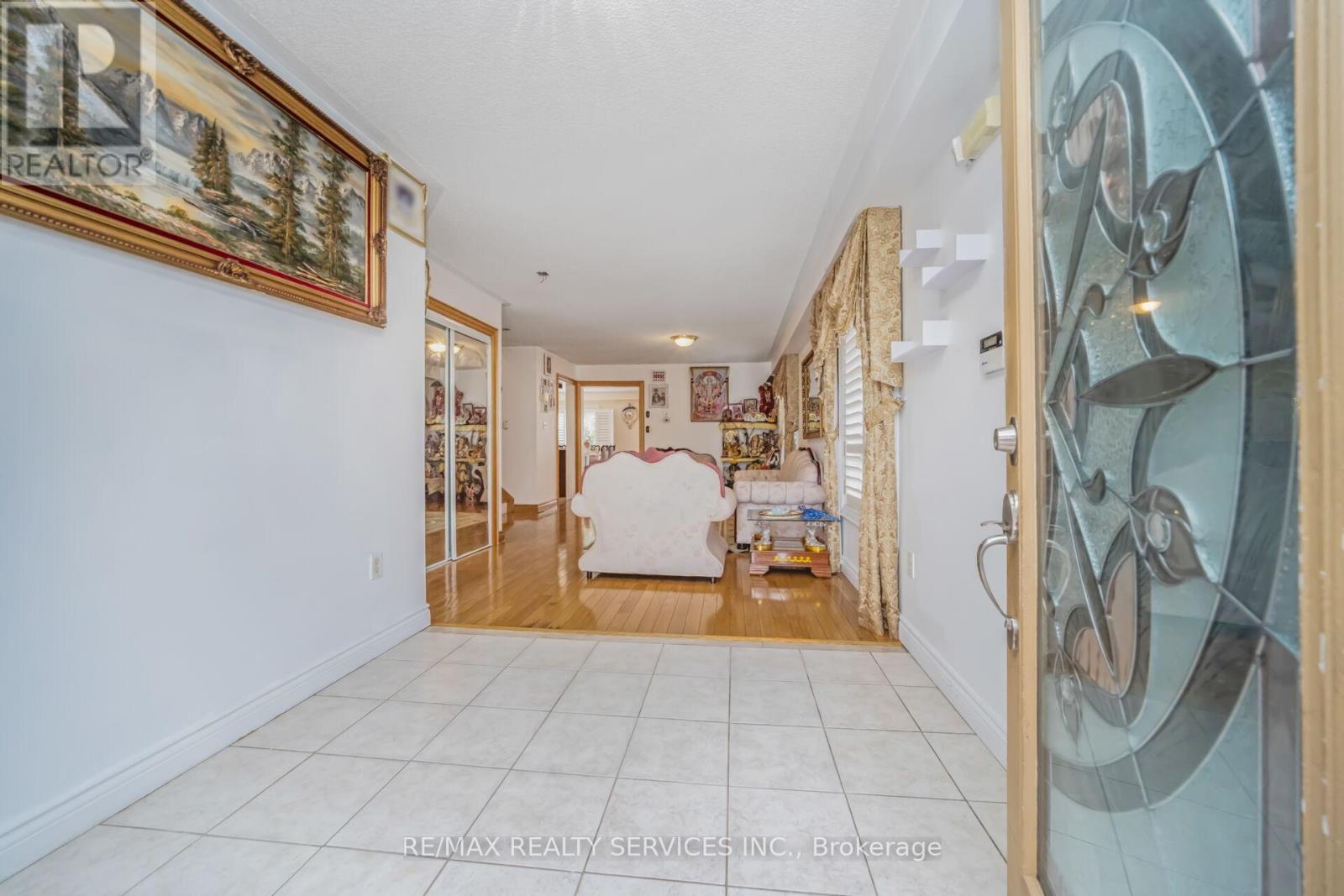 12 Roadmaster Lane, Brampton, Ontario  L7A 3A9 - Photo 4 - W12427532