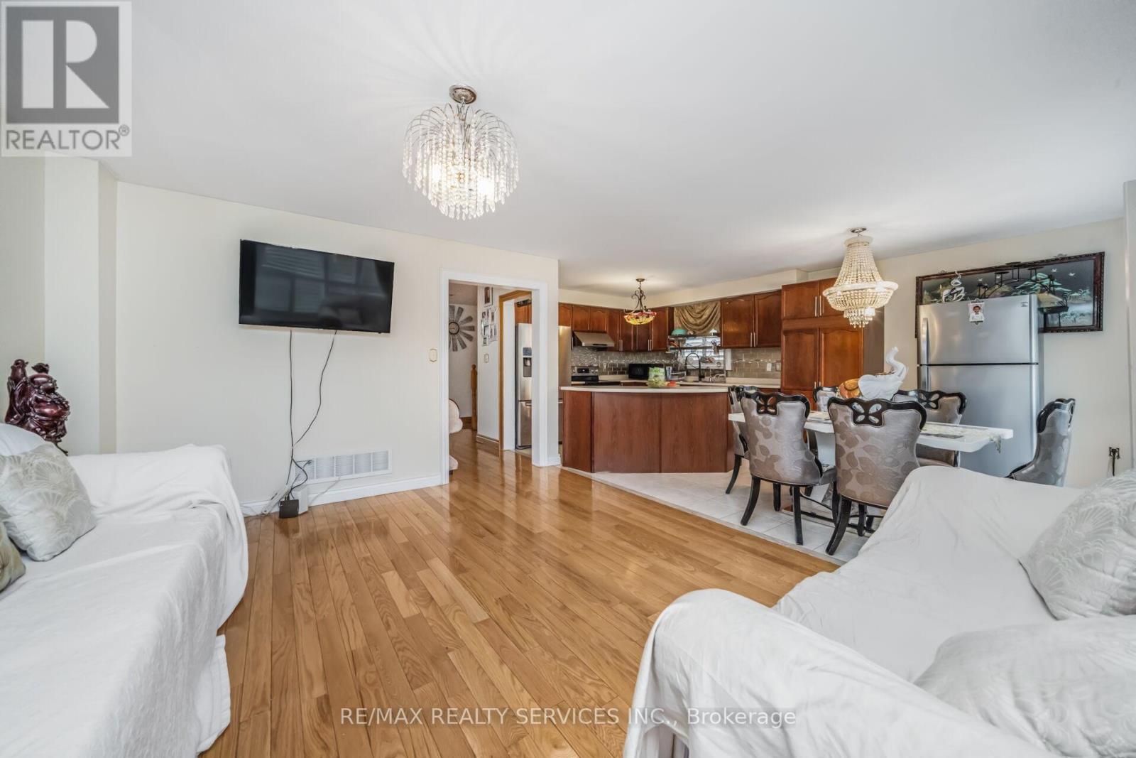 12 Roadmaster Lane, Brampton, Ontario  L7A 3A9 - Photo 7 - W12427532
