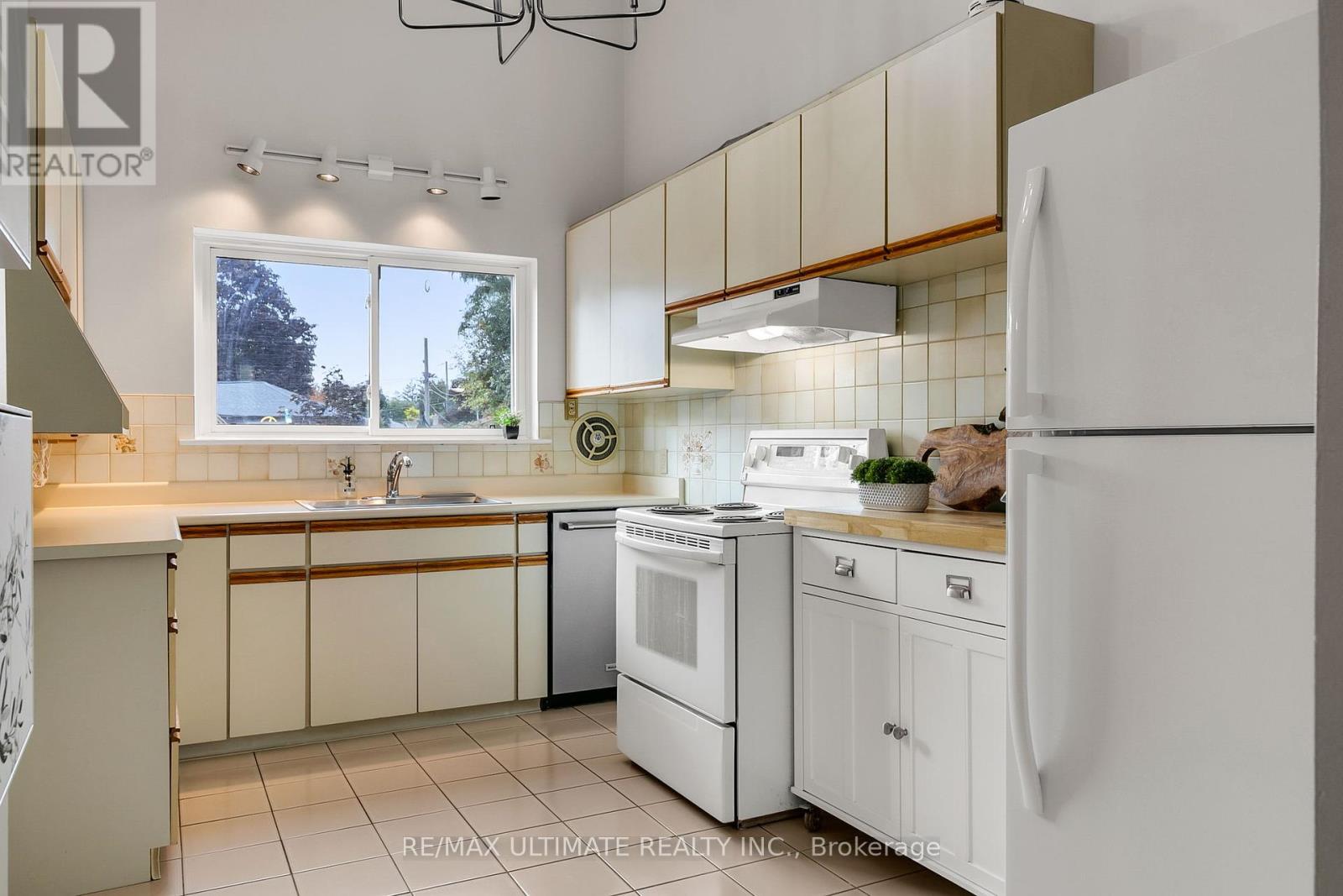 134 Verobeach Boulevard, Toronto, Ontario  M9M 1R1 - Photo 19 - W12425968