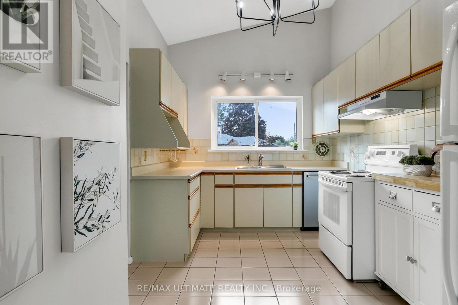 134 Verobeach Boulevard, Toronto, Ontario  M9M 1R1 - Photo 20 - W12425968