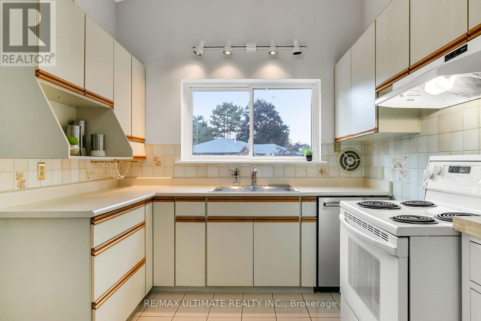 134 Verobeach Boulevard, Toronto, Ontario  M9M 1R1 - Photo 21 - W12425968