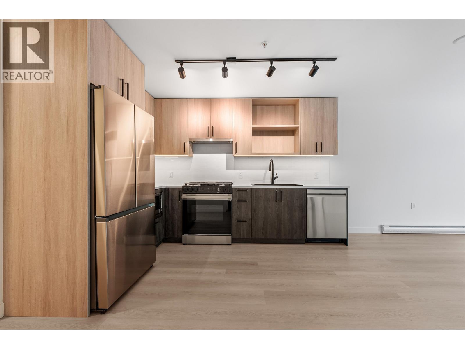 402 1100 CLARKE ROAD, Port Moody, British Columbia