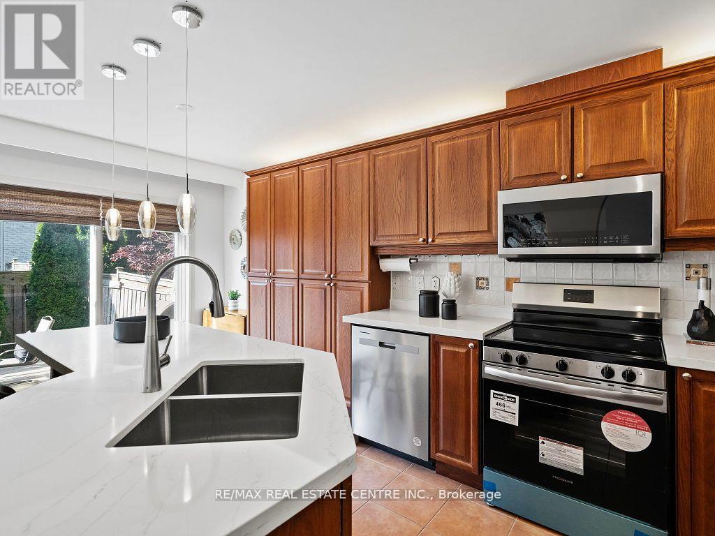 27 Martell Gate, Aurora, Ontario  L4G 0B9 - Photo 9 - N12427581