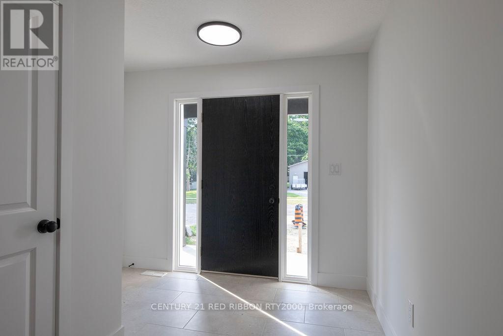122 Burns Street, Strathroy-Caradoc, Ontario  N7G 1E8 - Photo 2 - X12364693