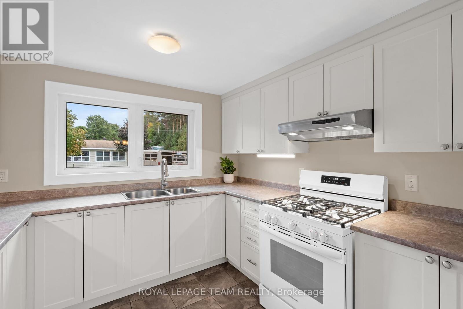 1119 Firefly Lane, Ottawa, Ontario  K4M 0T6 - Photo 17 - X12424536