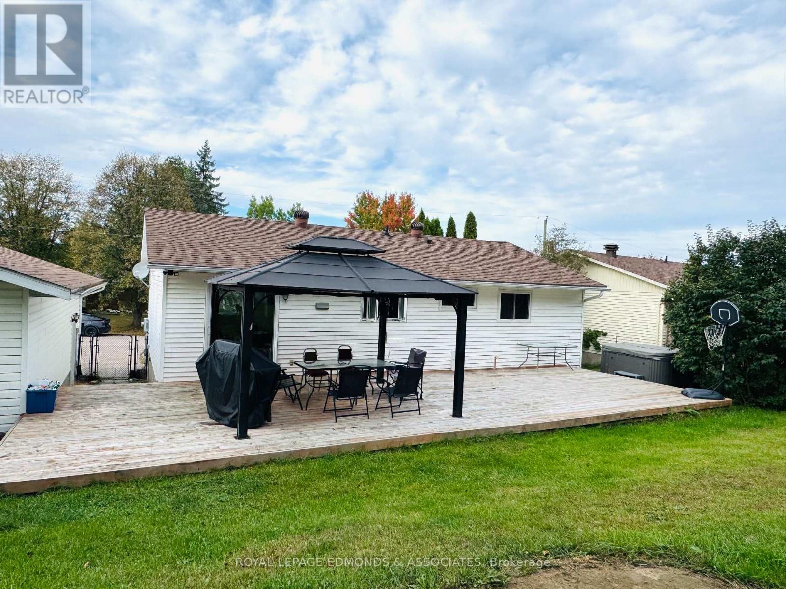 35 Laroche Crescent, Petawawa, Ontario  K8H 3B6 - Photo 2 - X12427598