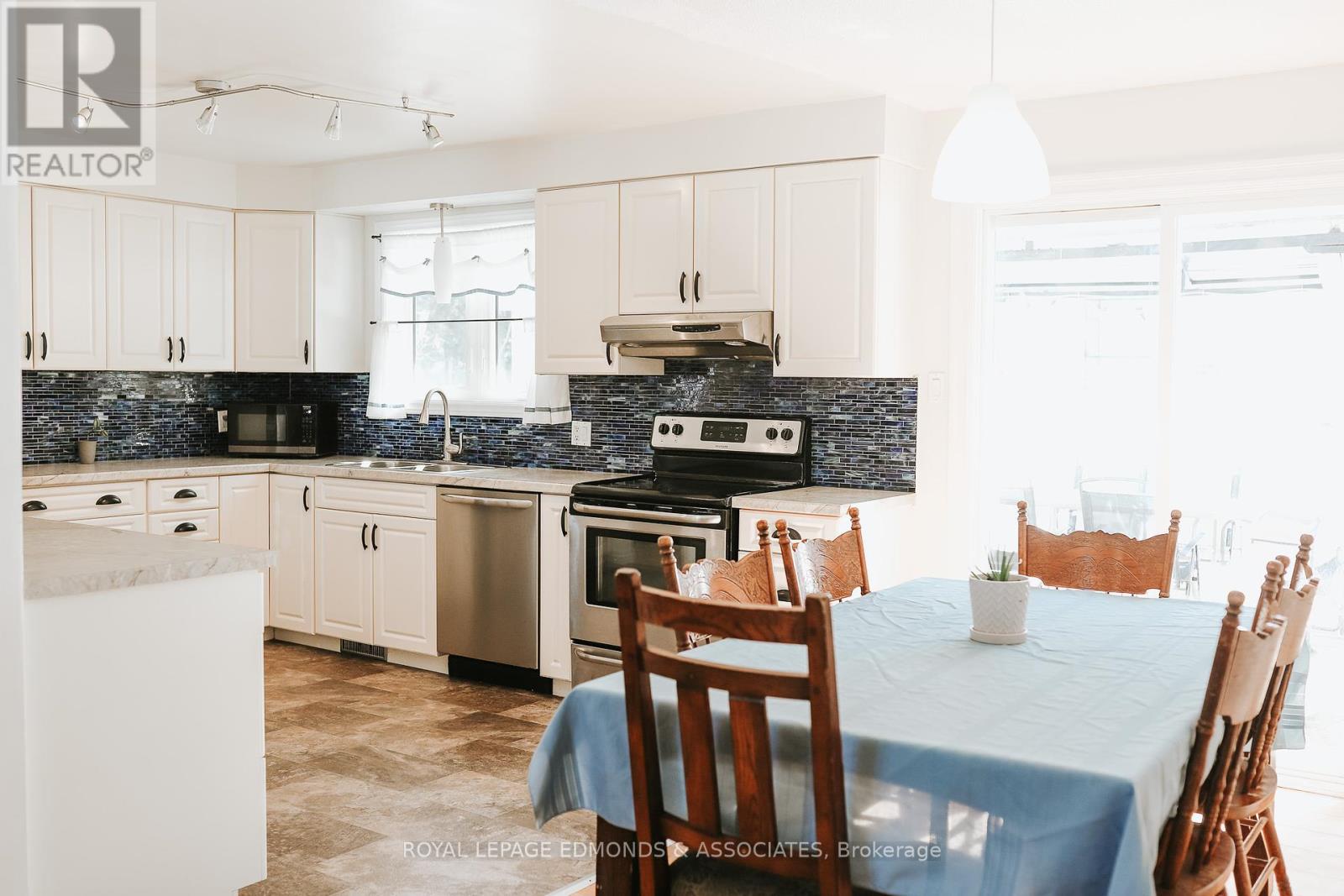 35 Laroche Crescent, Petawawa, Ontario  K8H 3B6 - Photo 6 - X12427598