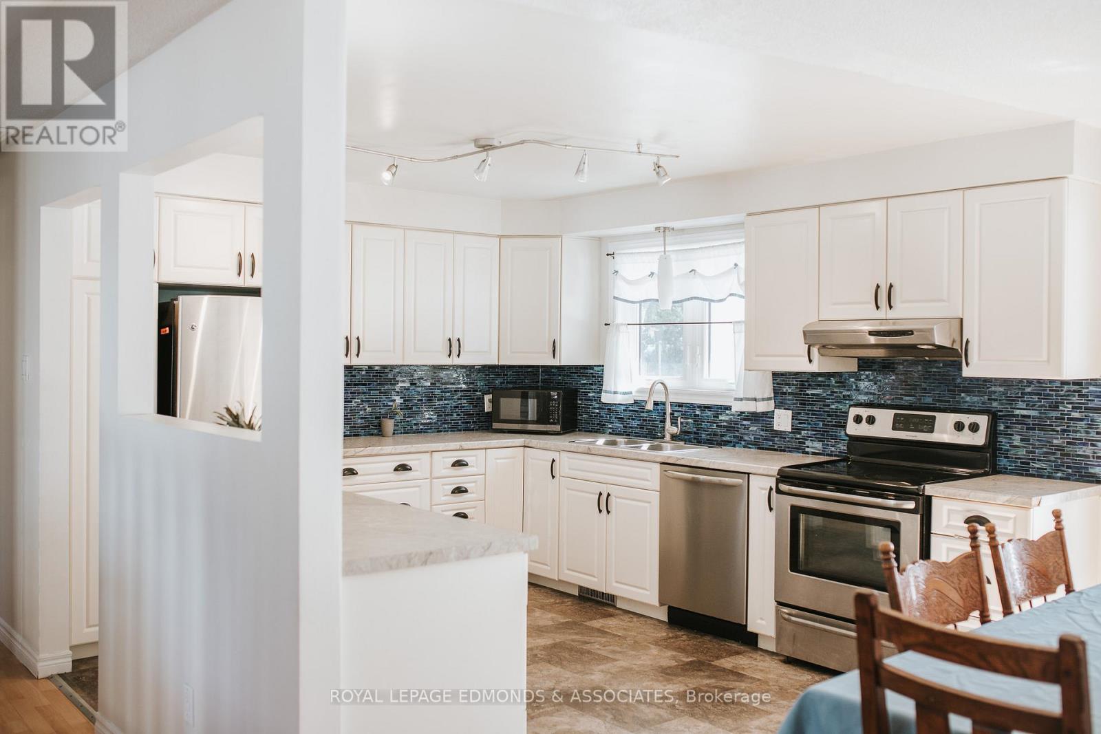 35 Laroche Crescent, Petawawa, Ontario  K8H 3B6 - Photo 8 - X12427598