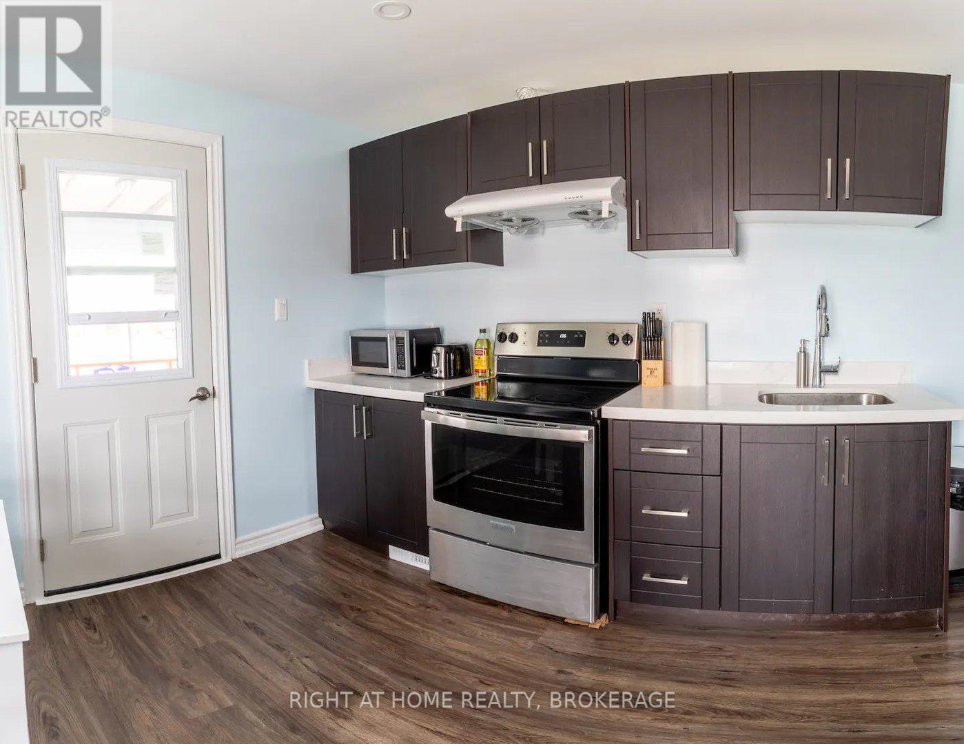 Upper - 60 Ross Street, St. Thomas, Ontario  N5R 3X7 - Photo 15 - X12427589