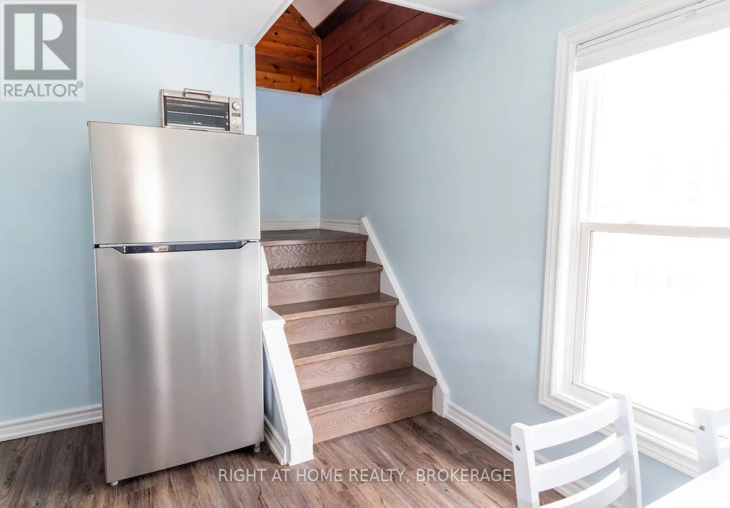 Upper - 60 Ross Street, St. Thomas, Ontario  N5R 3X7 - Photo 16 - X12427589