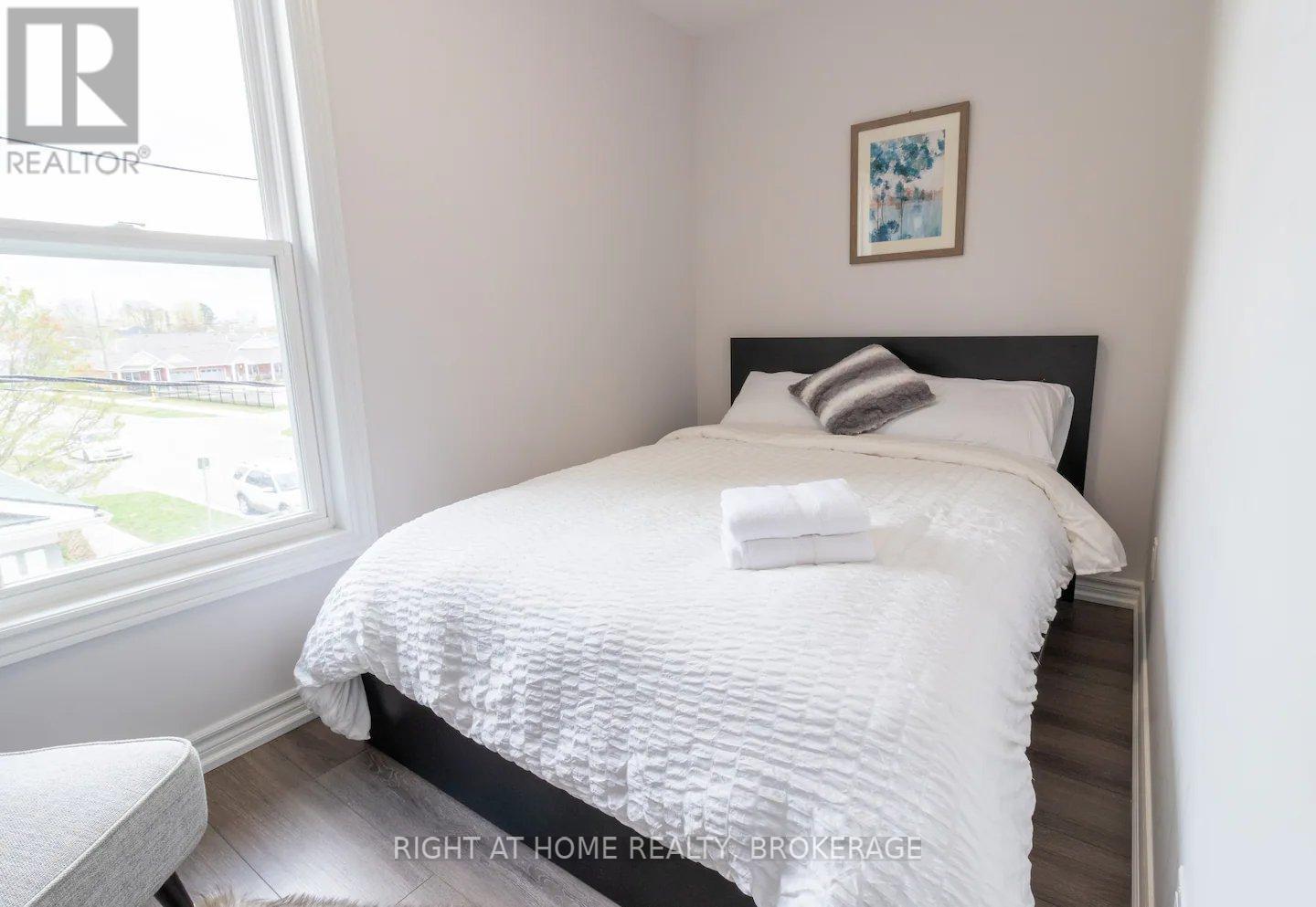 Upper - 60 Ross Street, St. Thomas, Ontario  N5R 3X7 - Photo 4 - X12427589
