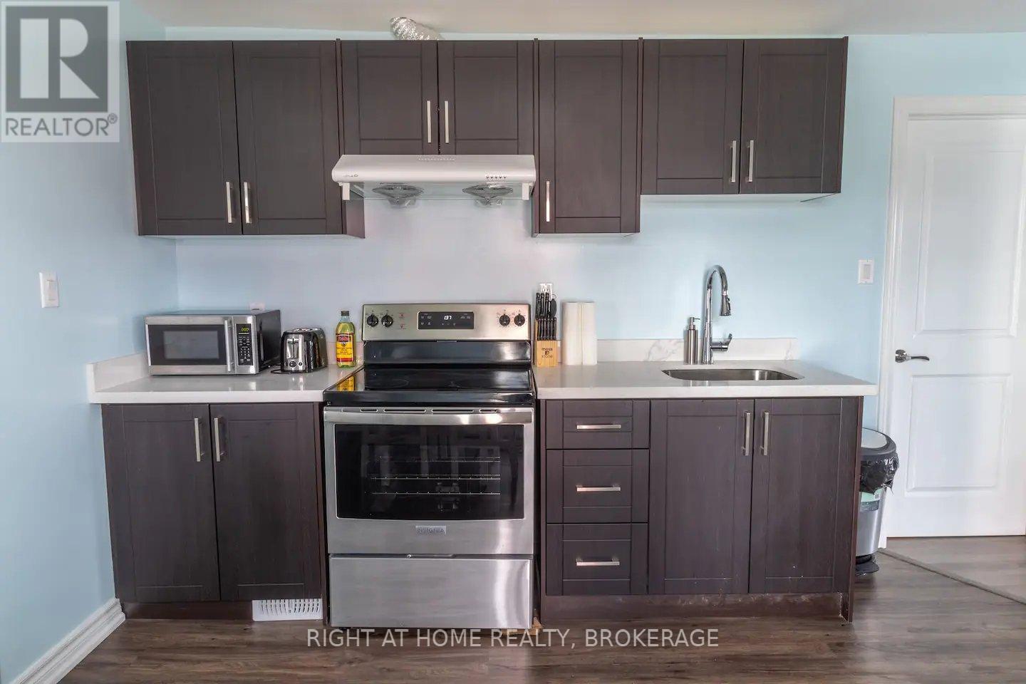 Upper - 60 Ross Street, St. Thomas, Ontario  N5R 3X7 - Photo 8 - X12427589