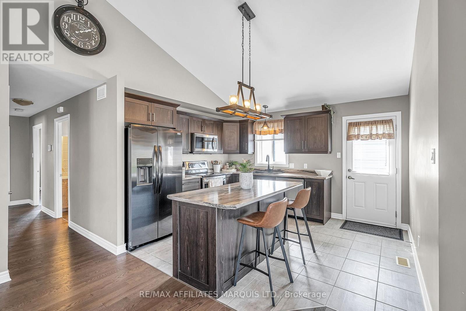 46 Mercier Avenue, Cornwall, Ontario  K6K 0B8 - Photo 4 - X12405773