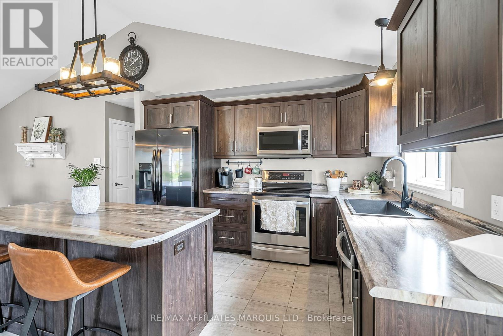 46 Mercier Avenue, Cornwall, Ontario  K6K 0B8 - Photo 5 - X12405773