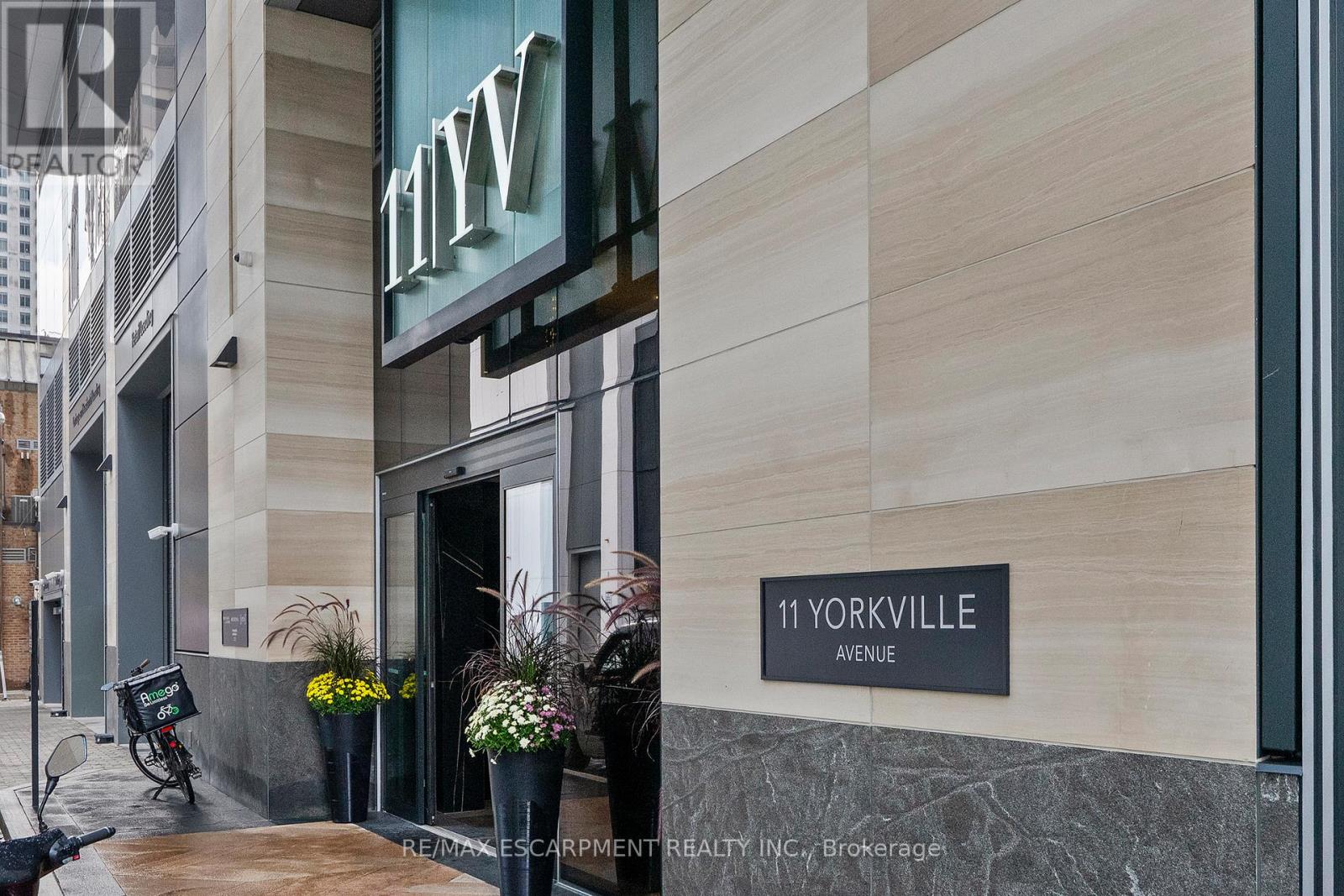 2113 - 11 Yorkville Avenue, Toronto, Ontario  M4W 1L2 - Photo 2 - C12427628