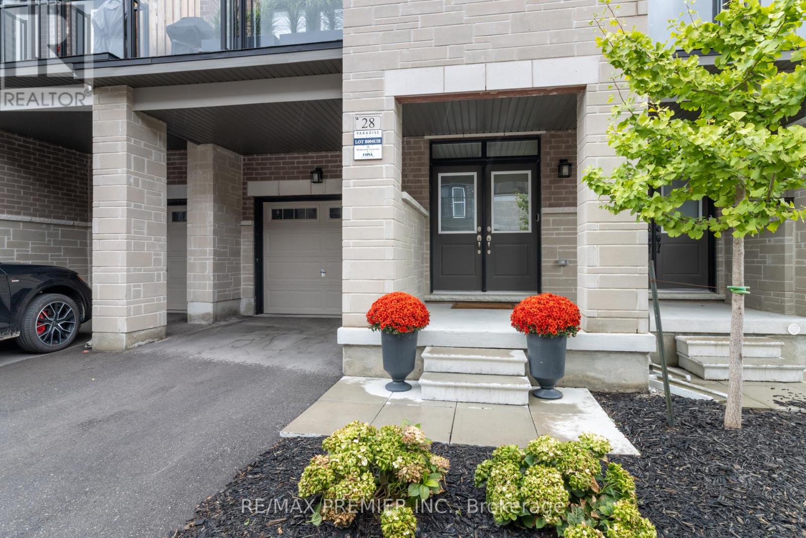 28 Holyrood Crescent, Vaughan, Ontario  L4H 5G2 - Photo 2 - N12427636