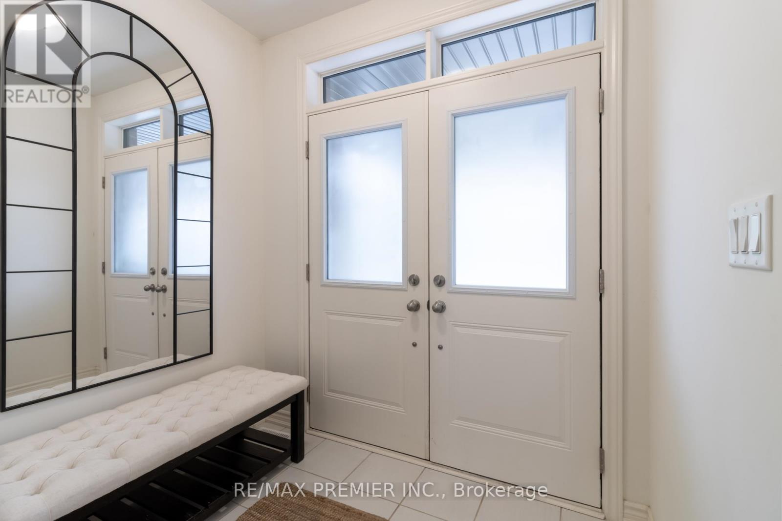28 Holyrood Crescent, Vaughan, Ontario  L4H 5G2 - Photo 3 - N12427636