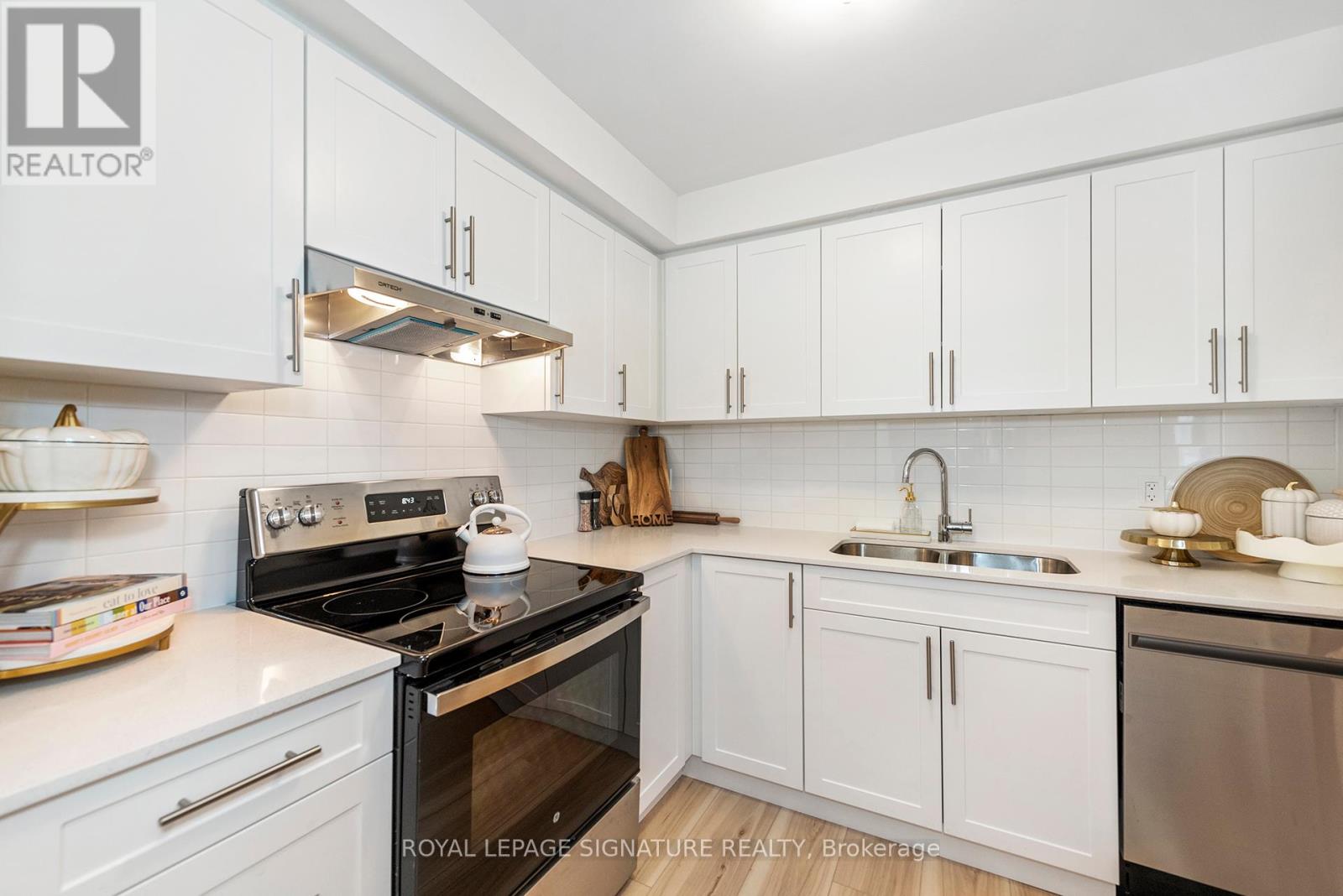 34-36 Delawana Drive, Hamilton (Riverdale), Ontario  L8E 1G4 - Photo 13 - X12427618