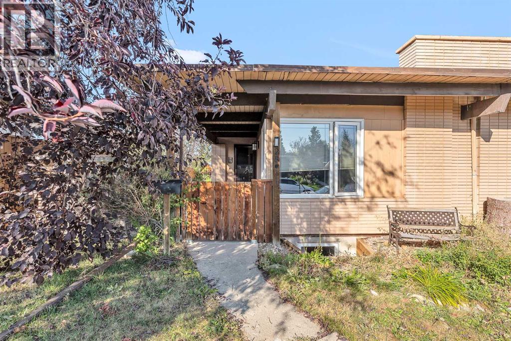 28 Hilton Avenue Nw, Calgary, Alberta  T2K 2H2 - Photo 4 - A2257158