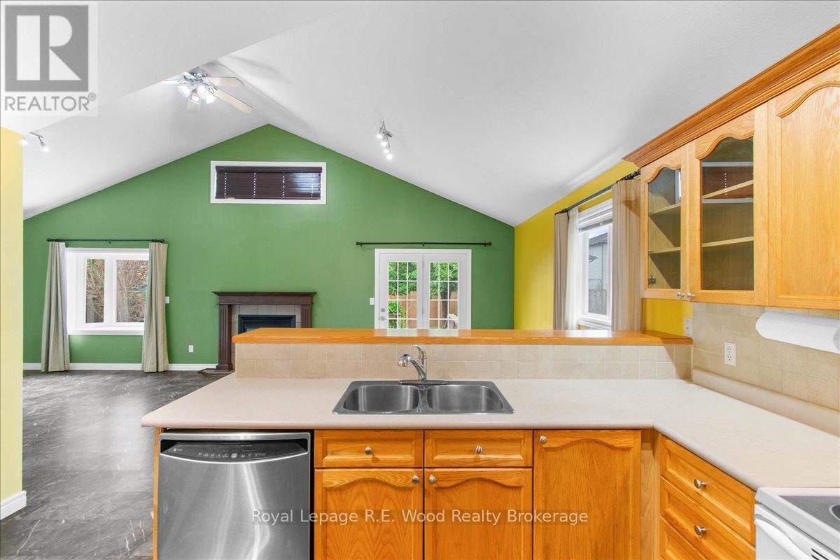 65 Barker Street, Tillsonburg, Ontario  N4G 5N7 - Photo 9 - X12427682