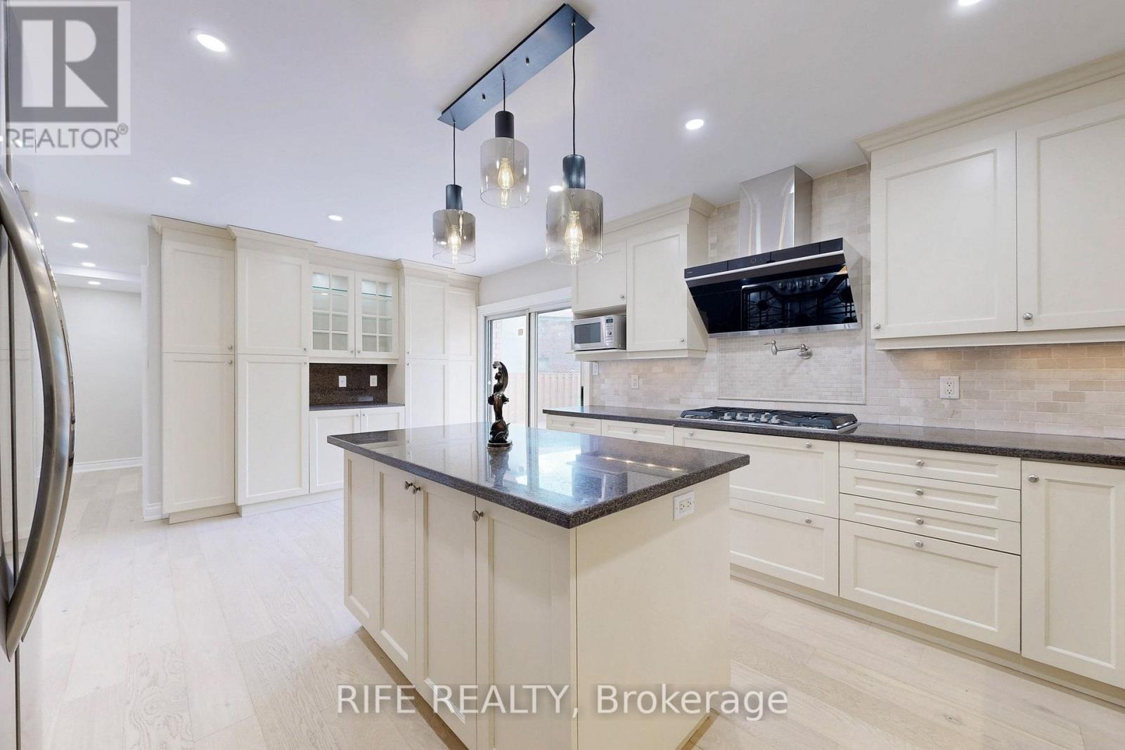 8 Elliotwood Court, Toronto, Ontario  M2L 2P9 - Photo 4 - C12427652