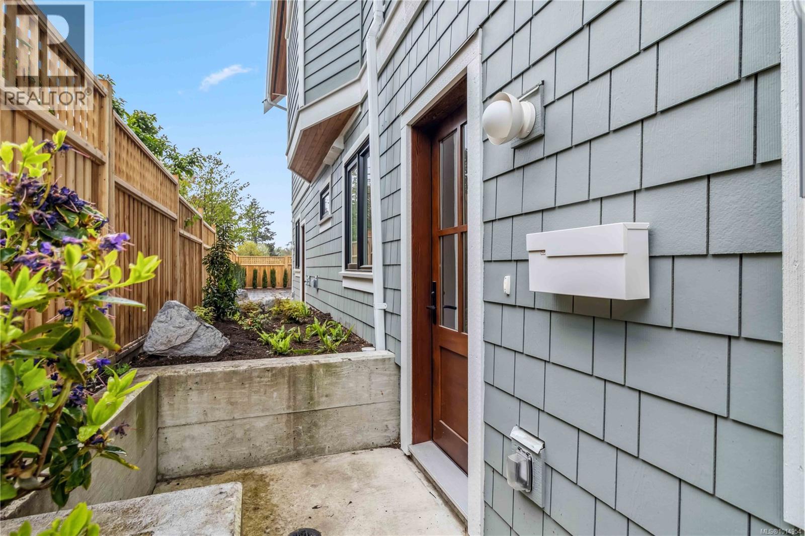 1 1915 Fernwood Rd, Victoria, British Columbia  V8T 2Y6 - Photo 2 - 1014954