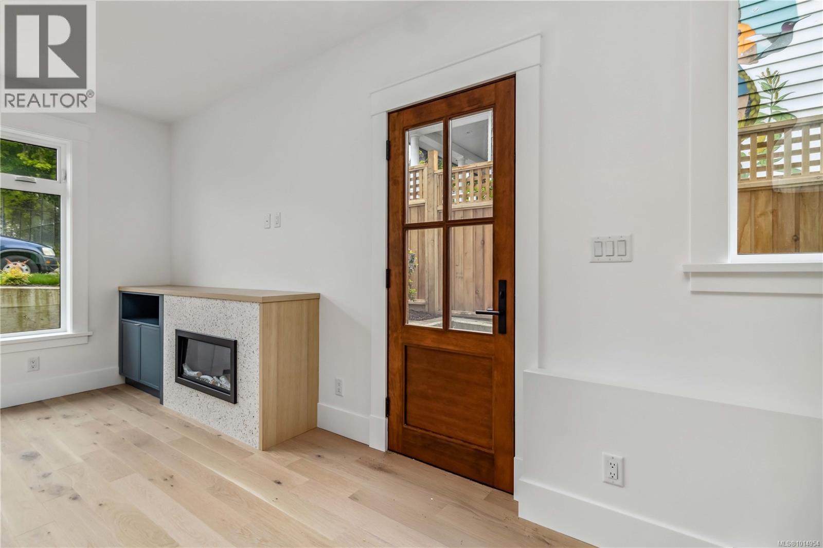 1 1915 Fernwood Rd, Victoria, British Columbia  V8T 2Y6 - Photo 3 - 1014954