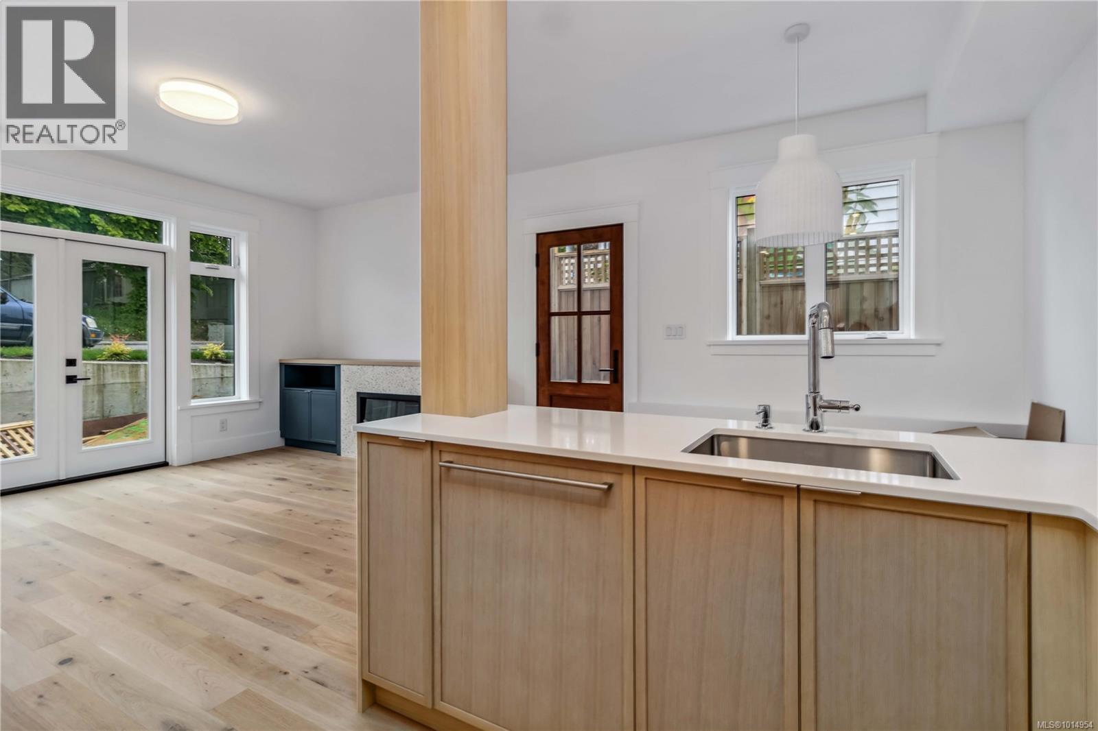 1 1915 Fernwood Rd, Victoria, British Columbia  V8T 2Y6 - Photo 4 - 1014954