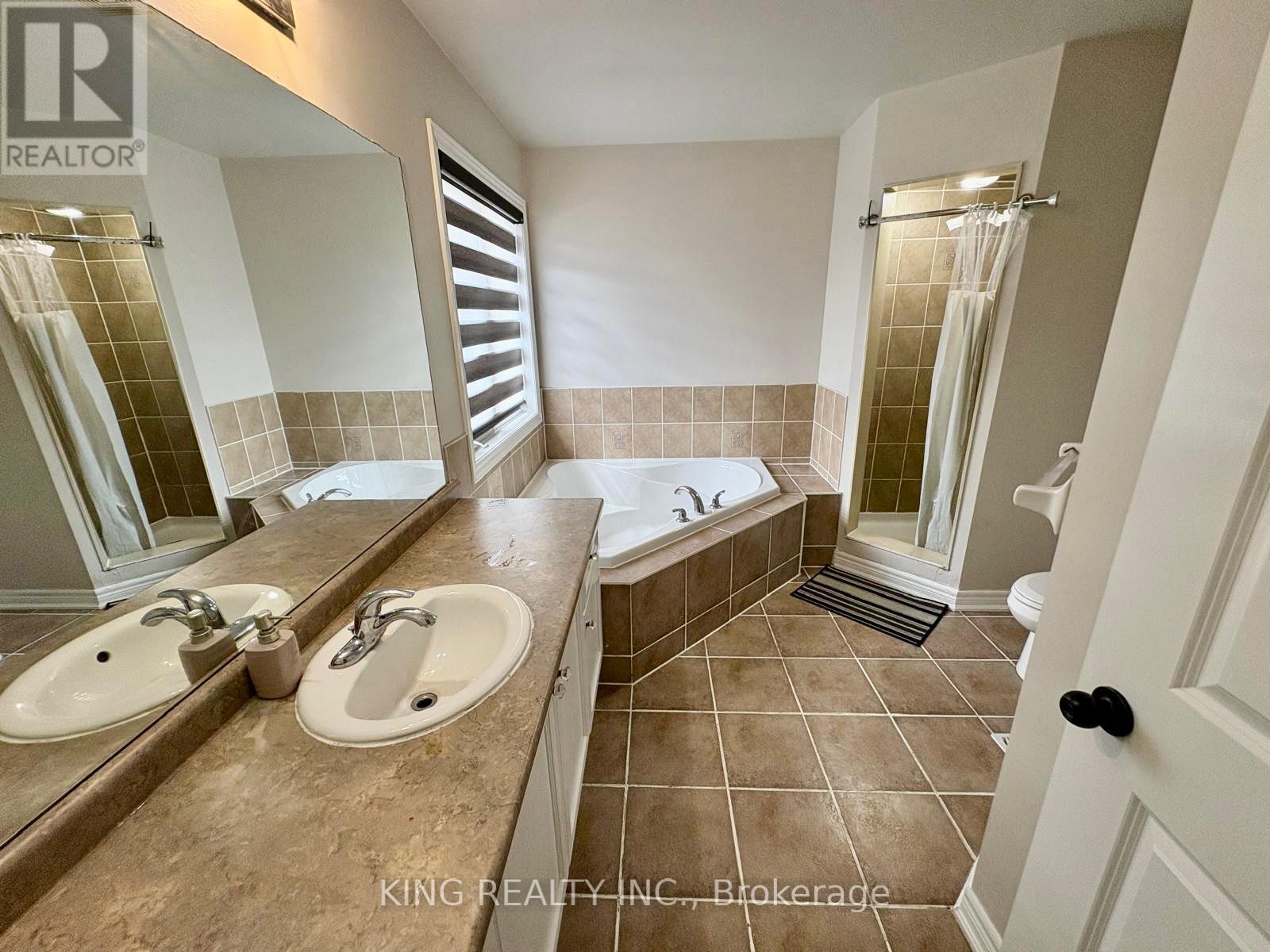 398 Sunny Meadow Boulevard, Brampton, Ontario  L6R 0N9 - Photo 10 - W12367522