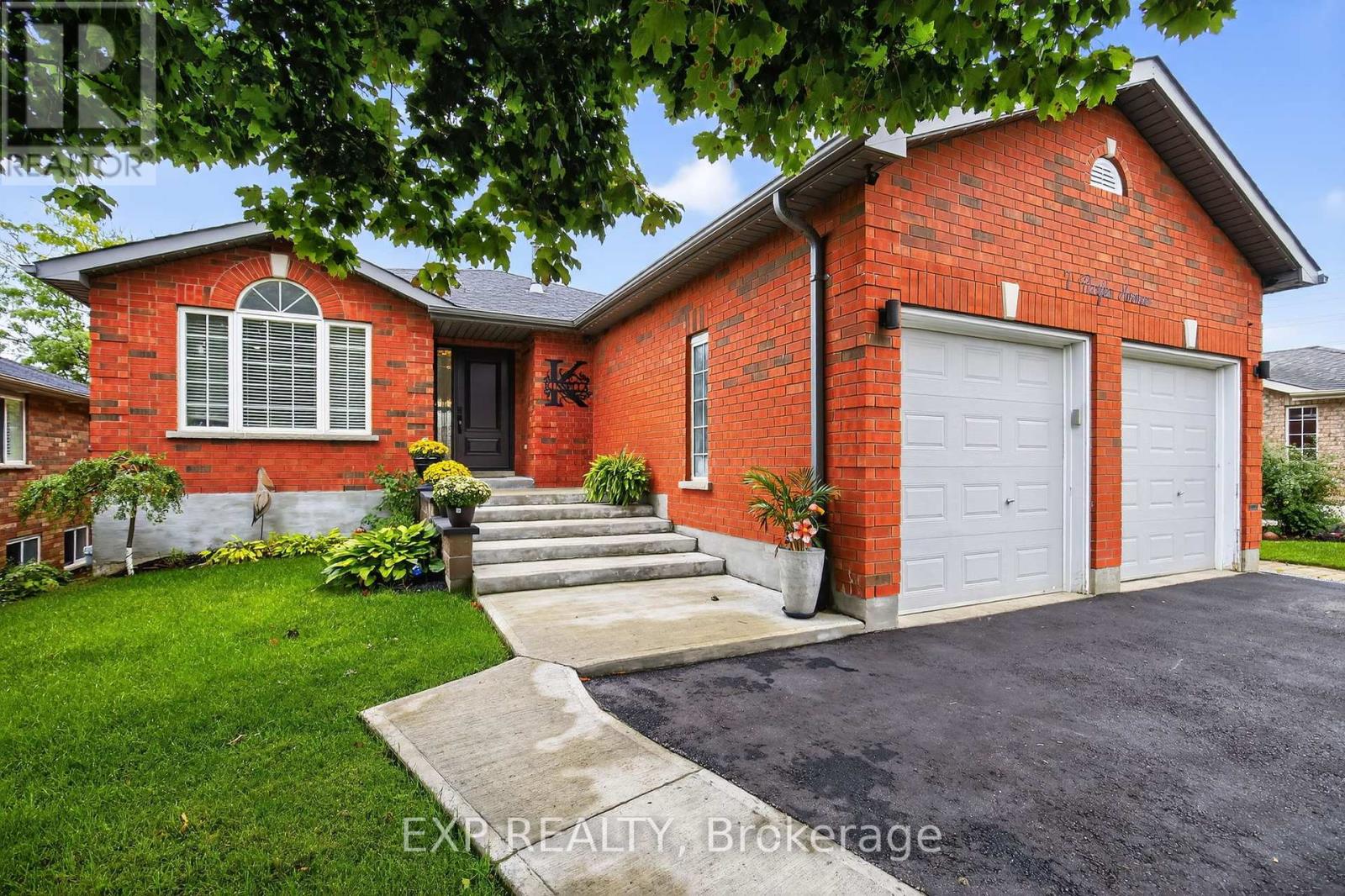 7 Pacific Avenue, Barrie, Ontario  L4M 7E7 - Photo 2 - S12427688