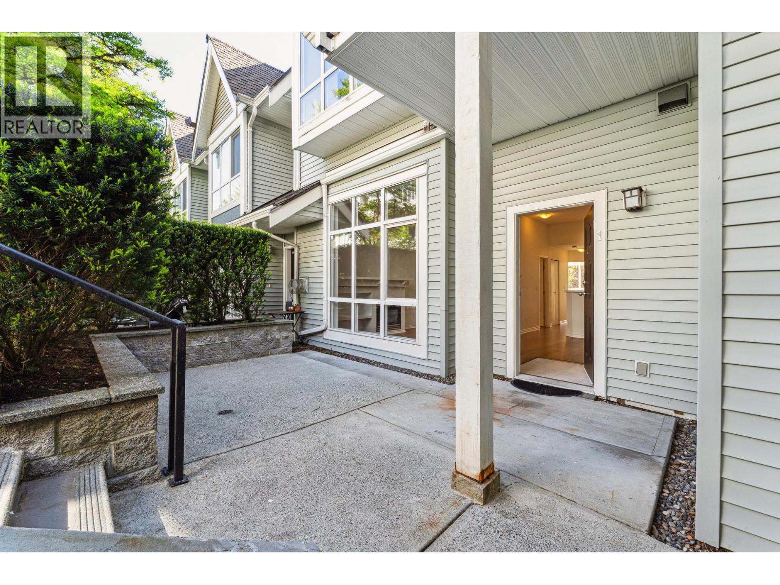 1 995 LYNN VALLEY ROAD, North Vancouver, British Columbia