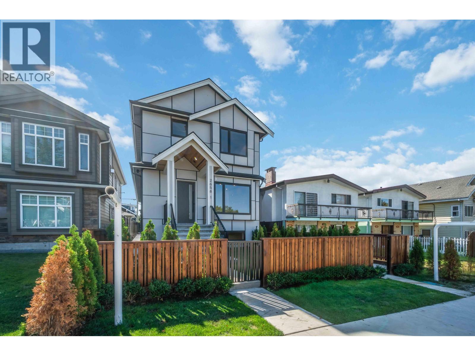 1 2658 Dundas Street, Vancouver, British Columbia  V5K 1P9 - Photo 2 - R3052534