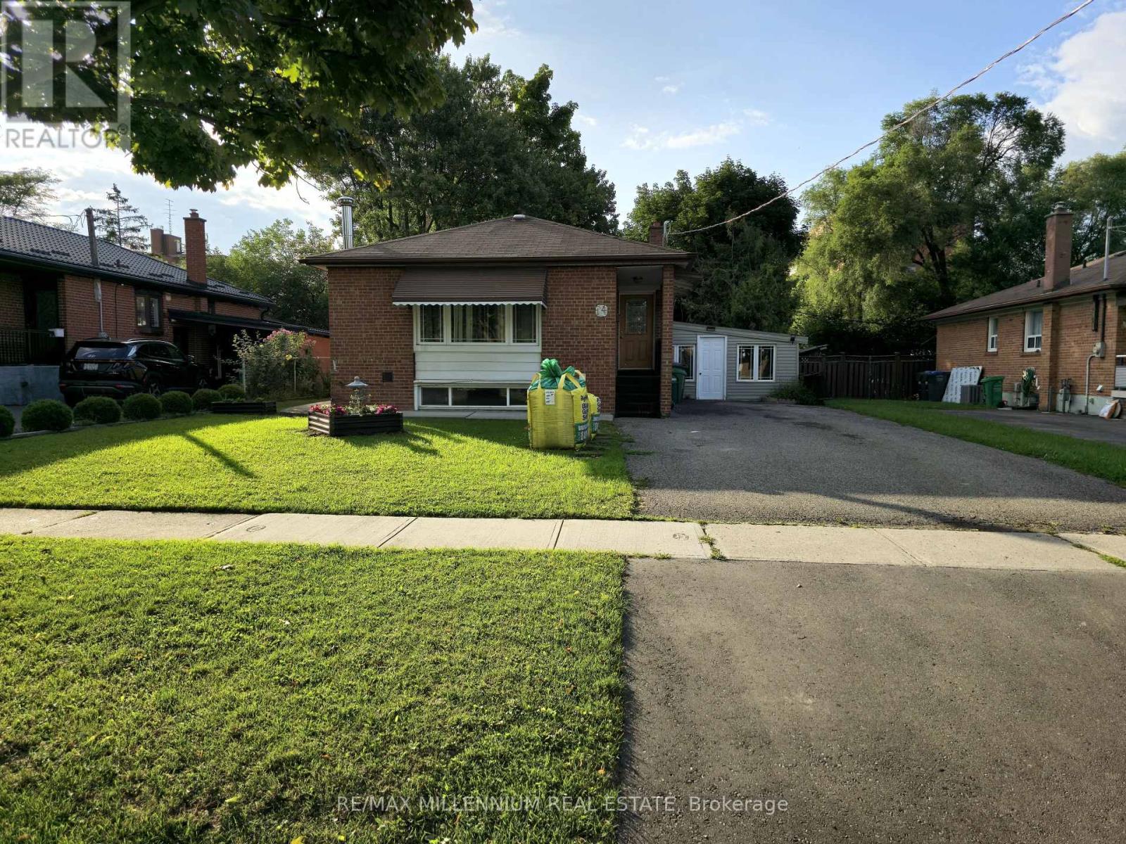 14 CHARLES STREET, Brampton, Ontario