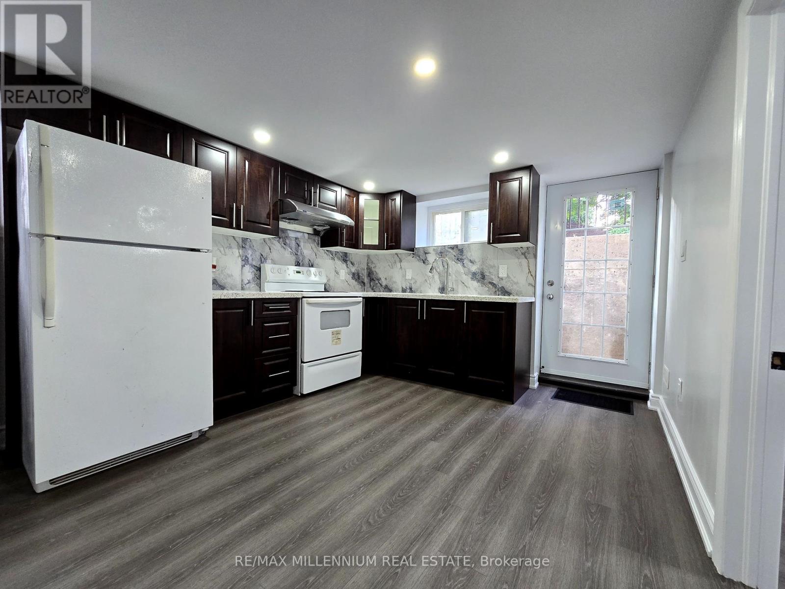 14 Charles Street, Brampton, Ontario  L6V 1E6 - Photo 5 - W12427662