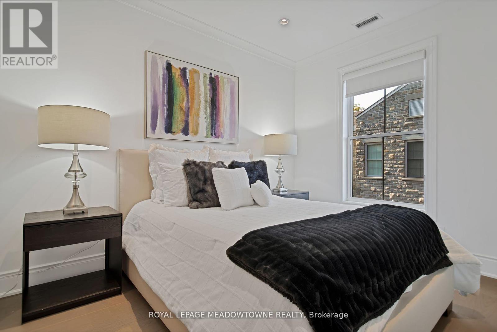 301 - 10360 Islington Avenue, Vaughan (Kleinburg), Ontario  L0J 1C0 - Photo 2 - N12427621